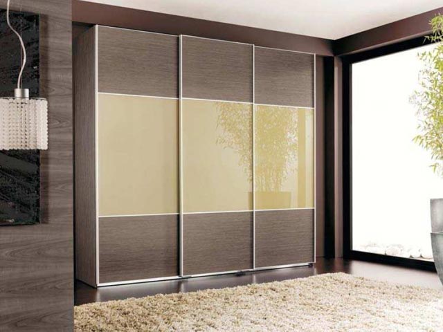 фотография установленного шкафа в гостиную