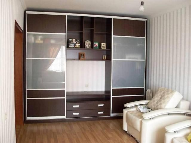 встроенный шкаф купе в гостиной фото